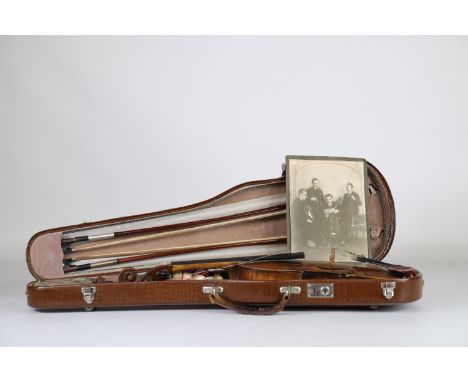 Beautifully crafted early 19th century violin and bows - Sizes: L violon 600mm L=210mm - Weight (K): 2,5kg - Condition: at fi