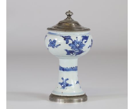 China blanc-bleu covered pot 17th decoration of foliage and Taoist motifs - Sizes: H=200mm D=110mm - Weight (K): 0,79kg - Con