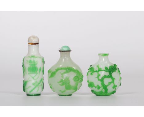 China snuffboxes (3) in glass various decorations - Sizes: H=70mm L=30mm - Weight (K): 0,018kg - Condition: at first glance -