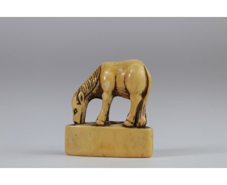 JAPAN - End of the EDO period (1603 - 1868) Netsuke horse Provenance: Collection of Henry-Louis Vuitton - Sizes: H=45mm L=45m