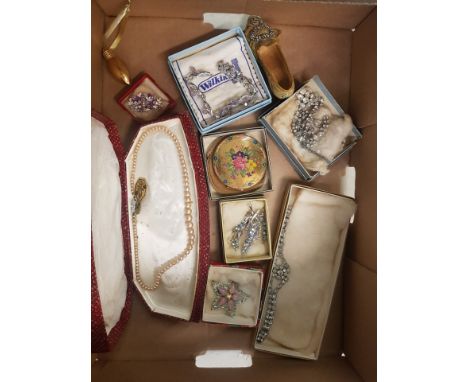 A collection of costume jewellery to include pearl necklace, brooches, compact, bracelet etc ( 1 tray) 