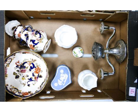 A mixed collection of items to include Masons Blue Mandalay patterned fruit bowl &amp; lidded vase, Aynsley Floral decorated 