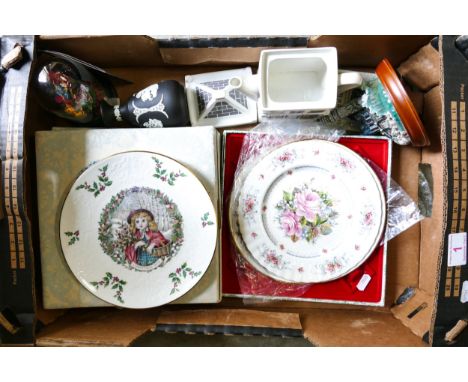 A mixed collection of items to include Wedgwood black bud vase, Wade teapot, boxed Royal Doulton wall plates, Franklin Mint S