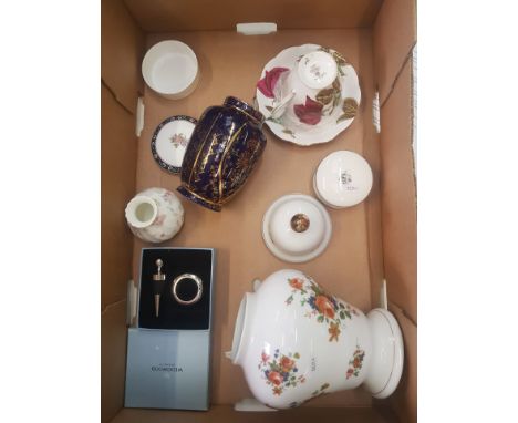 A mixed collection of ceramic items to include Wedgwood vase, boxed Wedgwood wine bottle stopper, large Royal Standard cup an