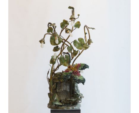 A rare Art Nouveau lamp decorated with a heron trimmed with pearls and water lilies in polychrome bronze. - Weight: 15.00 kg 