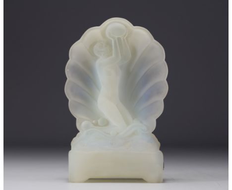 Etling (?) "Venus" Opalescent pressed moulded glass night-light, circa 1930. A crack in the shell. - Weight: 2.04 kg - Shippi