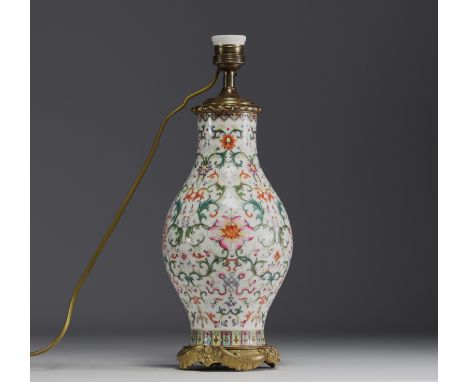 China - Famille rose porcelain vase, Republic period. - Weight: 1.74 kg - Shipping unavailable - Region: Chine - Sizes: H 380