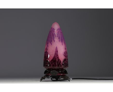 Le Verre Francais - Acid-etched multi-layered glass night-light with dahlia decoration, signed. - Weight: 700 g - Shipping un