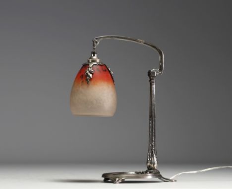 Charles SCHNEIDER (1881-1953) Art Nouveau lamp in silvered bronze with a marmorated glass tulip, signed. - Weight: 1.30 kg - 