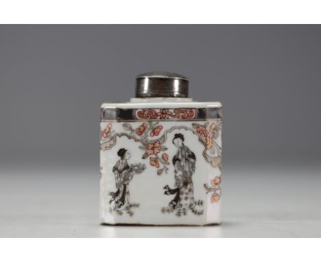 China - A grisaille porcelain tea caddy decorated with elegant women, Qianlong period. - Weight: 230 g - Shipping available -