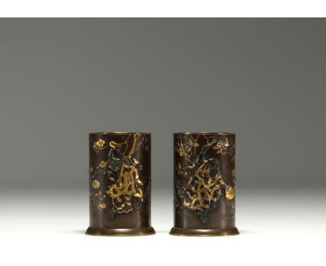 Japan - Pair of bronze and gilt bronze brush rinses decorated with figures, engraved mark, Meiji period. - Weight: 570 g - Sh