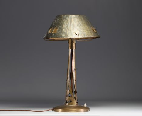 Art Nouveau Jugendstil brass and copper table lamp with hammered brass and glass shade, circa 1900. - Weight: 1.92 kg - Shipp