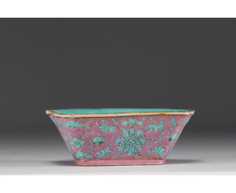 China - Famille rose porcelain bowl decorated with flowers. - Weight: 380 g - Shipping available - Region: chine - Sizes: H 6