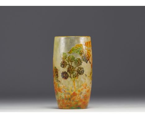 DAUM Nancy - Small vase in acid-etched multi-layered glass decorated with a murier tree, signed. - Weight: 270 g - Shipping a