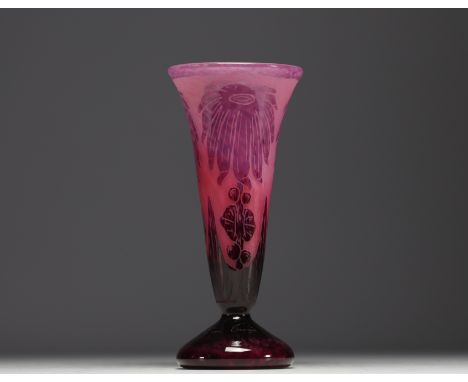 Le Verre Francais - Acid-etched multi-layered glass vase with dahlia design, signed. - Weight: 690 g - Shipping unavailable -
