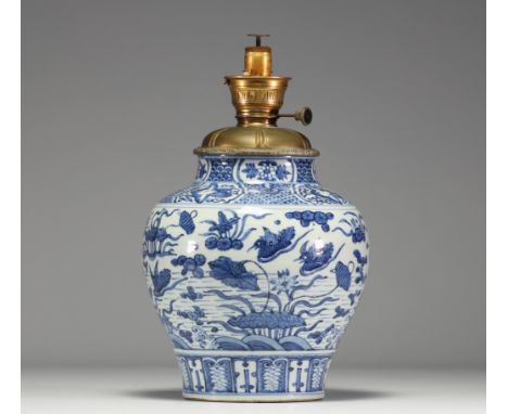 China - White-blue porcelain vase with floral and bird decoration, Ming period - Weight: 4.26 kg - Shipping unavailable - Reg