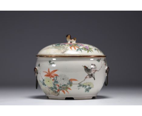 China - Rare Qianjiang Cai porcelain covered terrine decorated with birds and flowers, artist's signature. - Weight: 1.57 kg 