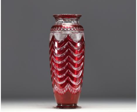 Val Saint Lambert - Joseph SIMON (1869-1960) "Vitel" vase in red lined and cut clear crystal. - Weight: 1.60 kg - Shipping av