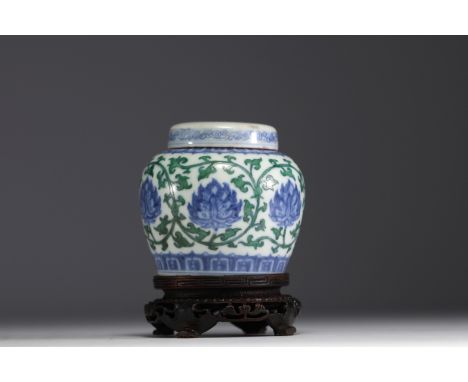 China - Porcelain pot with floral decoration from the 18th century. - Weight: 330 g - Shipping available - Region: Chine - Si