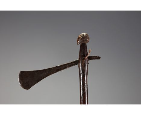 DRC - Adze with wooden handle carved with a head, worked iron blade. - Weight: 270 g - Shipping unavailable - Region: Afrique