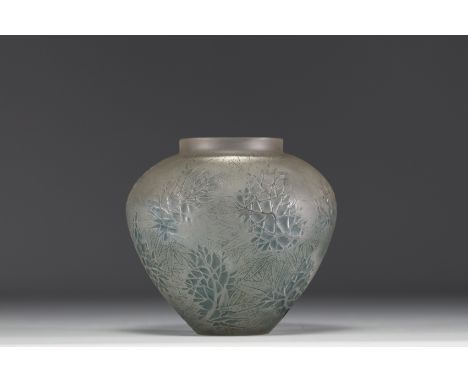 Rene LALIQUE (1860-1945) "Laurier Esterel" vase in opalescent glass with grey patina, 1923. Signed R. Lalique - Weight: 770 g