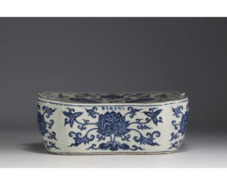 China - Headrest in white-blue porcelain with floral decoration. - Weight: 5.52 kg - Shipping unavailable - Region: Chine - S