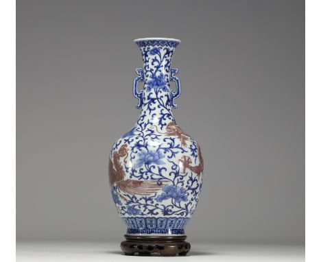 China - A white-blue porcelain vase decorated with a dragon and an iron-red phoenix, mark under the piece, 18th century. - We