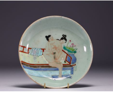 China - Polychrome porcelain plate with erotic decoration, Canton, 19th century. - Weight: 285 g - Shipping available - Regio
