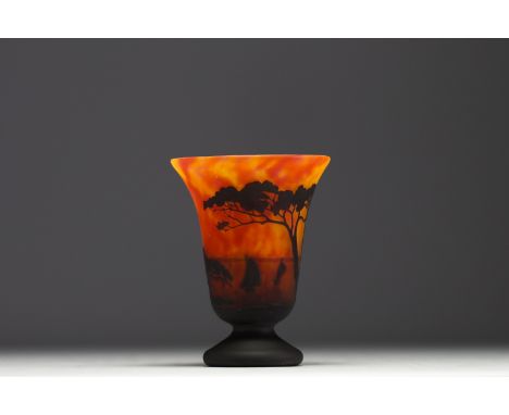 DAUM Nancy - Acid-etched multi-layered glass vase decorated with boats, signed. - Weight: 550 g - Shipping available - Region