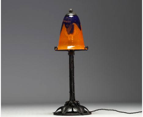DAUM Nancy - Art Nouveau lamp in forged metal with plant decoration and translucent coloured glass globe. Signed Daum Nancy. 