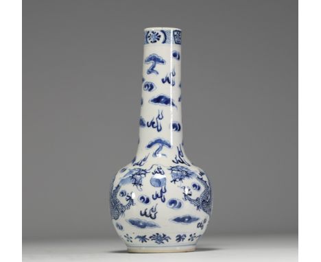 China - White-blue porcelain vase decorated with dragons, blue mark under the piece. - Weight: 800 g - Shipping available - R