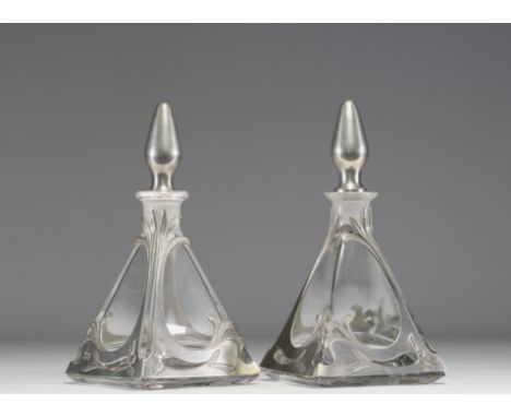 Pair of glass and pewter decanters in the Art Nouveau style. - Weight: 5.55 kg - Shipping unavailable - Sizes: H 300MM X L 15