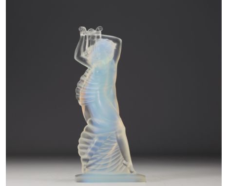 Edmond ETLING (1878-1940) "Joueuse de Lyre" Statue in moulded and pressed opalescent glass, signed. - Weight: 2.20 kg - Shipp