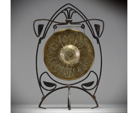 Art Nouveau gong in bronze and wrought iron, Belgium, circa 1900. - Weight: 2.65 kg - Shipping unavailable - Region: Belgique