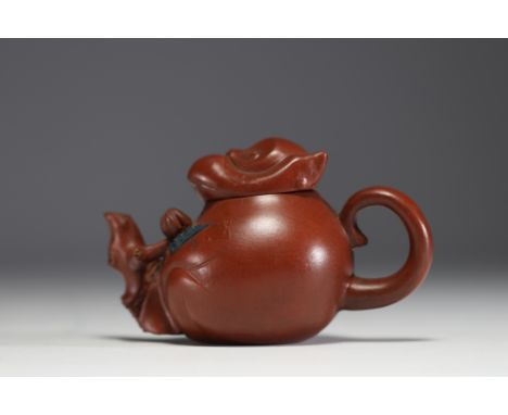 China - Yixing clay teapot in the shape of a monkey, debossed mark on the underside. - Weight: 230 g - Shipping available - R