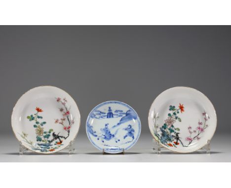 China - Set of three small blue-white and polychrome porcelain plates, Qing period. - Weight: 430 g - Shipping available - Re