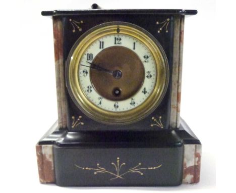 Small Victorian polished marble and black slate mantel clock, 21cm high