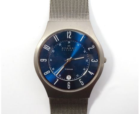 GENTLEMAN'S 'SKAGEN' (Denmark) TITANIUM WRISTWATCH'233X LTTN', with blue dial, date aperture and mesh bracelet strap 