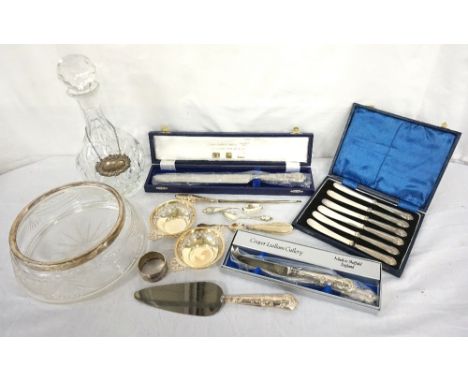 SMALL COLLECTION OF SILVER ITEMSincluding a set of six George V silver handled butter knives with case, period silver rimmed 