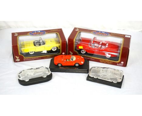 SELECTION OF FIVE MODEL VEHICLESincluding a 1955 Ford Thunderbird, boxed, 1957 Chevrolet Bel Air, boxed, a die cast Ferrari 2