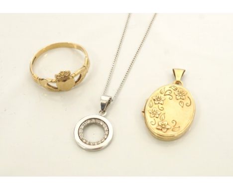 SELECTION OF GOLD JEWELLERYcomprising a nine carat gold Claddagh ring, size R-S; a nine carat gold locket pendant with floral