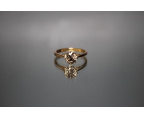 A 18 CARAT YELLOW GOLD DIAMOND SOLITAIRE RING,  the brilliant cut diamond being of approx 1 carat, ring size M