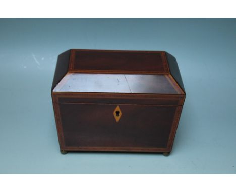 A SMALL REGENCY MAHOGANY TEA CADDY, with inlaid banding throughout, twin lidded compartment to the interior with liners, gilt
