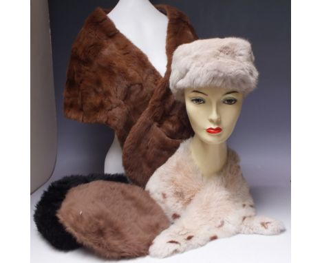 A SELECTION OF VINTAGE FUR ACCESSORIES, comprising a fur collar, a fur stole a three fur hats (5)