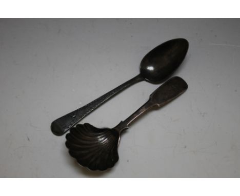 NEWCASTLE - A HALLMARKED GEORGIAN SILVER CADDY SPOON, maker's mark TW, fiddle pattern with a scallop shell bowl, L 10.25 cm t