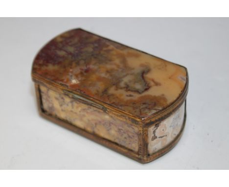 A 19TH CENTURY AGATE SNUFF BOX WITH GILT METAL MOUNTS, W 7.2 cm, D 4 cm, H 3 cm