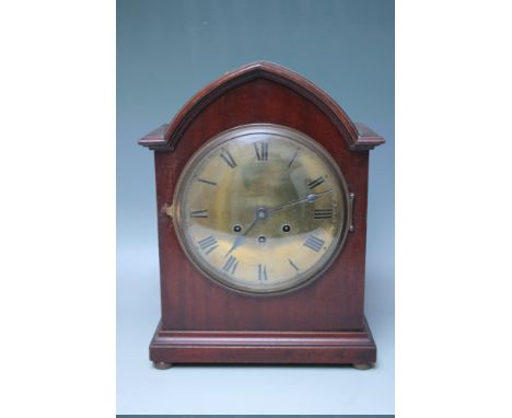 AN EDWARDIAN MAHOGANY ARCHED MANTEL CLOCK WITH GUSTAV BECKER MOVEMENT, the brass dial with Roman numerals and Westminster chi