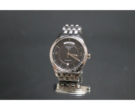 A MENS TISSOT 1853 AUTOMATIC WRIST WATCH, having day window at 12 o'clock and date window at 6 o'clock, with black dial and s