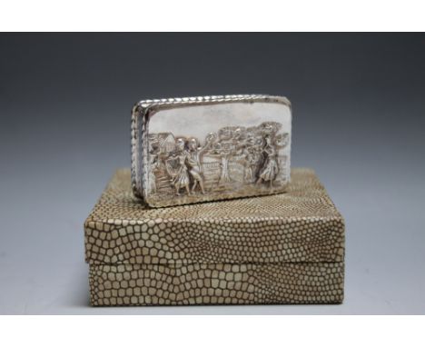 A MODERN HALLMARKED SILVER SNUFF BOX - BIRMINGHAM 1975, having traditional rural scene to the lid, W 5.5 cm