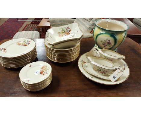 A part dinner service with floral pattern decoration, comprising: dinner plates, soup plates, tea plates, and sauce boats; to